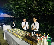 魔貼世家首次新品發(fā)布會(huì)邀請(qǐng)【佛山展翅調(diào)酒咖啡西點(diǎn)培訓(xùn)學(xué)校】調(diào)酒師作為花式調(diào)酒演出嘉賓